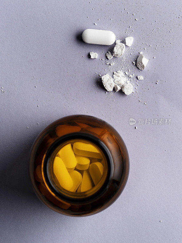 棕色透明玻璃瓶，装有药丸，处方药，药片和药丸，黑色玻璃瓶，