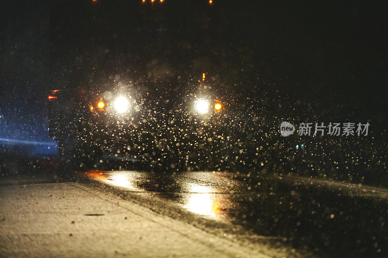 在冰雪潮湿的道路上驾驶美国西部冬季旅行系列