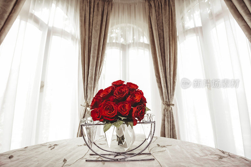 一束红玫瑰作为餐桌的中心装饰