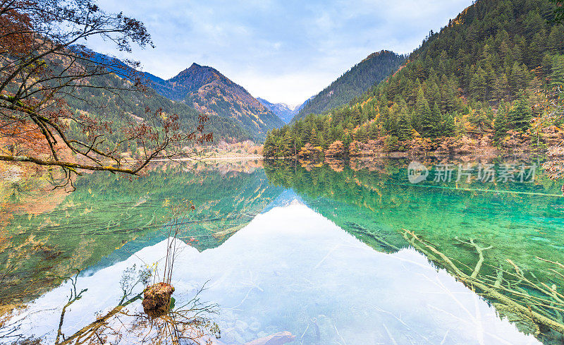 风景优美的木山和五花湖(九寨沟国家公园)，中国