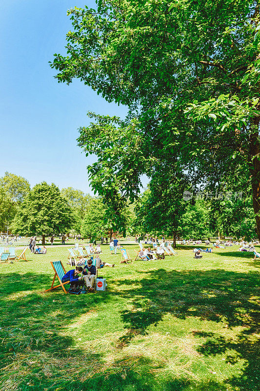 游客在伦敦威斯敏斯特城的圣詹姆斯公园放松