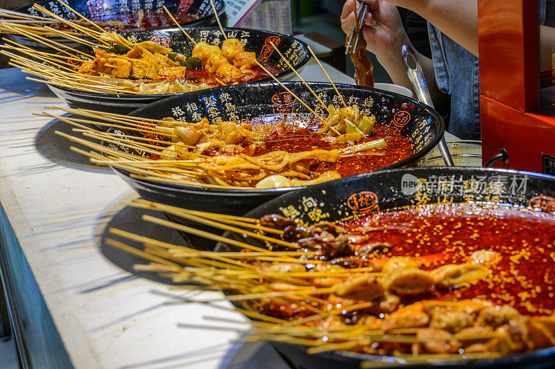 中国的各种新鲜海鲜。中国的街头食品。场外交易。
