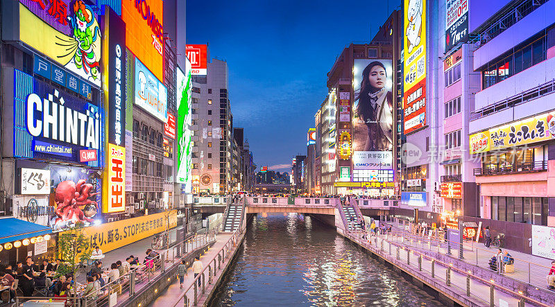 在日本大阪的道顿堀，五颜六色的广告牌照亮了大阪夜市周围的商店和零售店