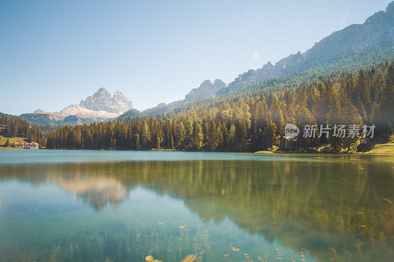 美丽著名的米苏里纳湖秋天在Dolomites，意大利。景观