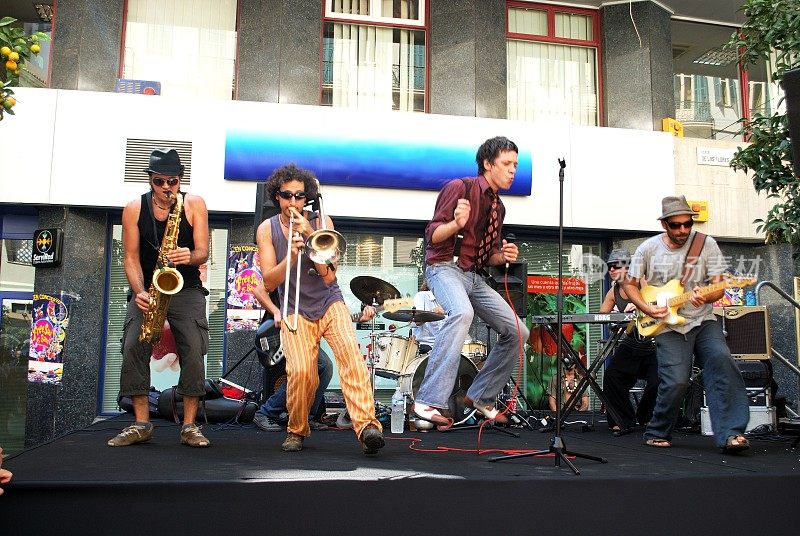 六人乐队在马拉加集市现场演奏，马拉加，西班牙。