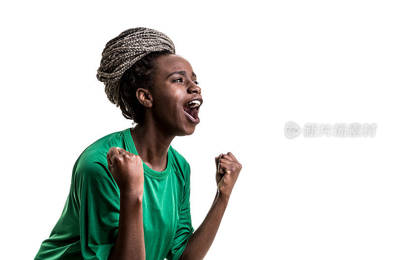 足球非洲年轻女子庆祝绿色制服孤立在白色背景