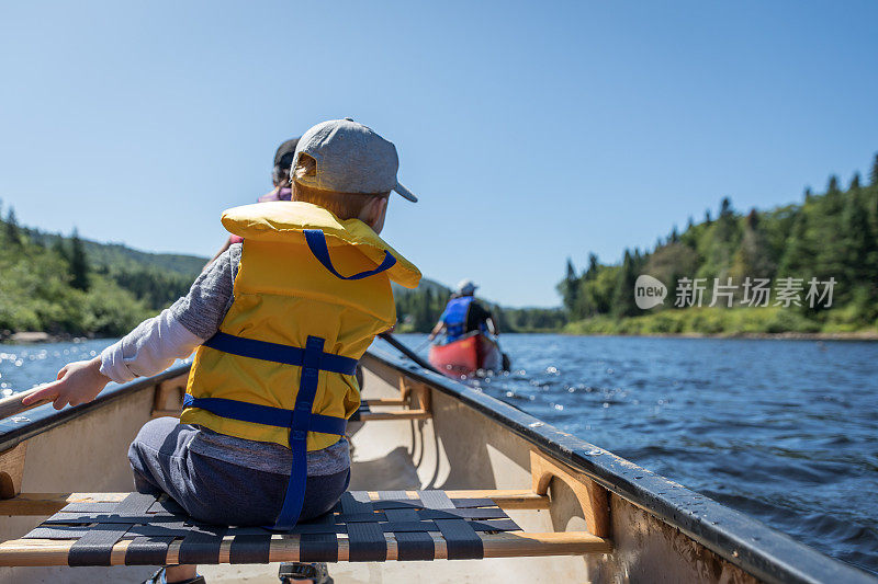 小红发男孩和他的家人在国家公园德拉雅克卡地亚，加拿大魁北克省