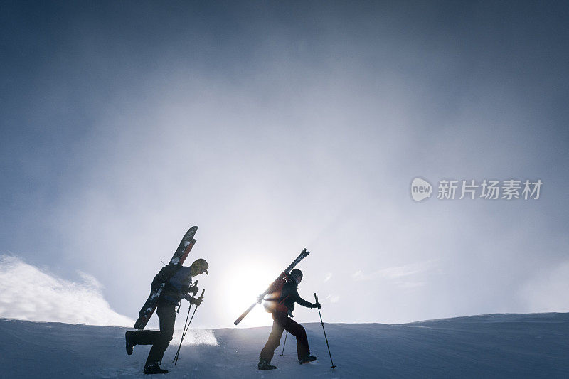 滑雪登山运动员攀登积雪的山脊线