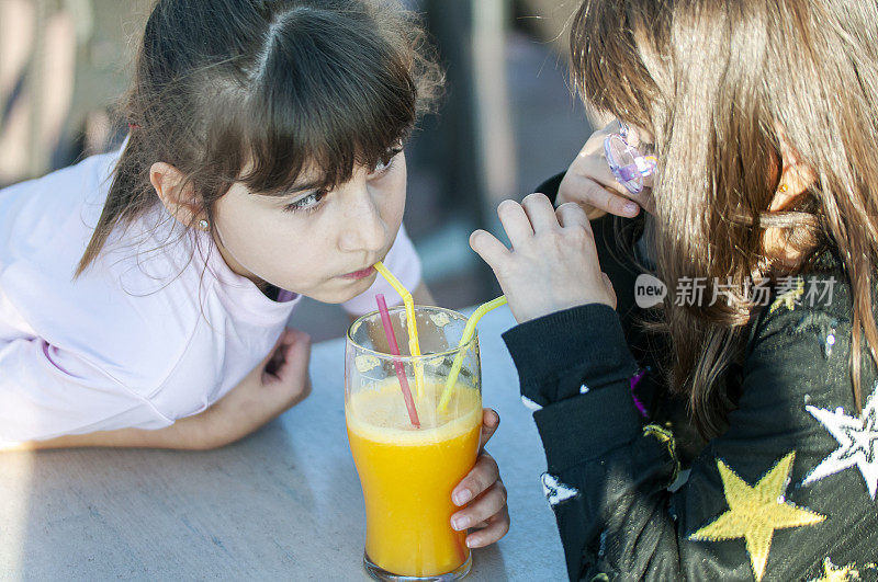 喝橙汁的可爱女孩