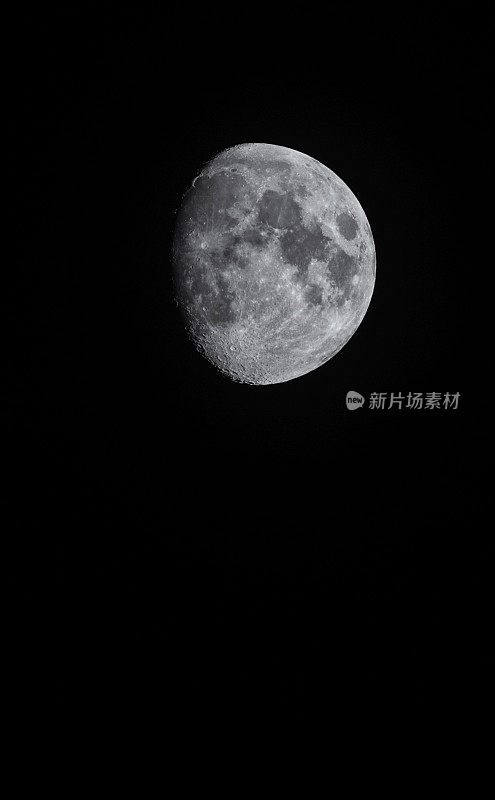 夜空下的凸月