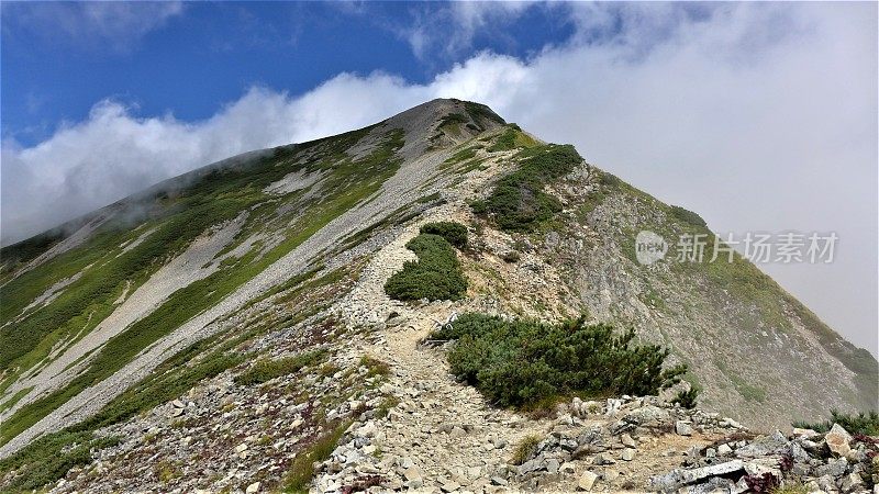 横跨日本富山和长野的鹿岛有岳山