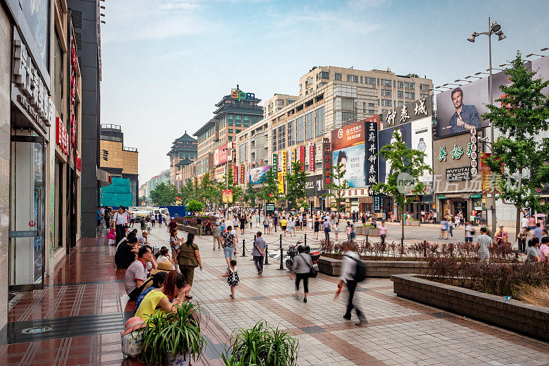 中国北京王府井步行街上的购物者