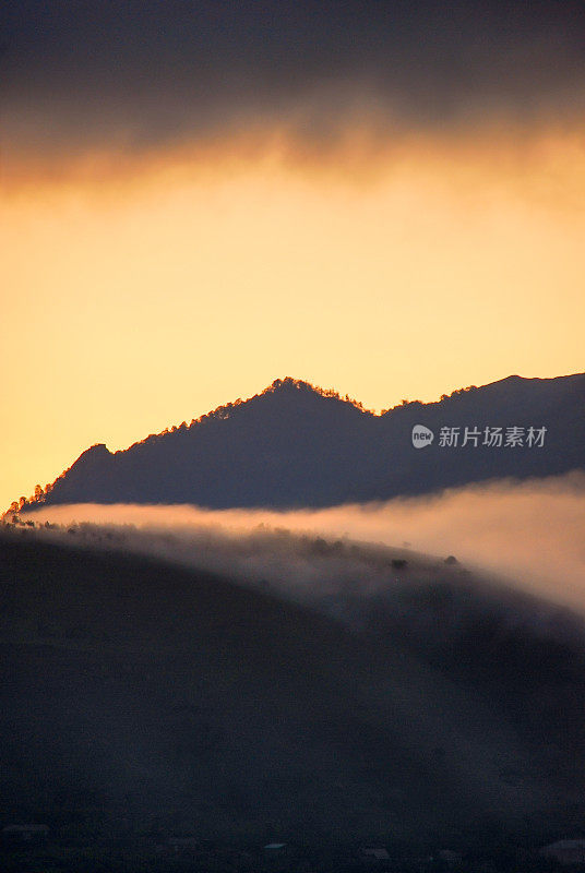 日出时雾蒙蒙的山景