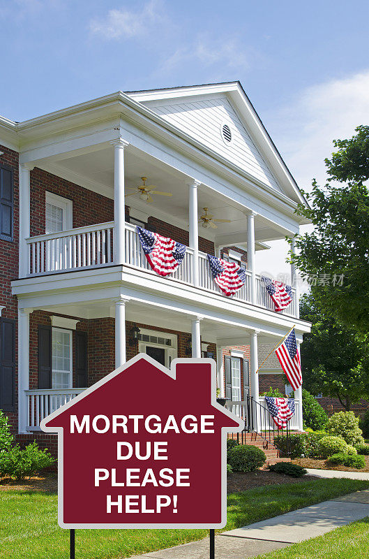 抵押贷款到期:在房屋前面用美国国旗和彩旗警告金融危机