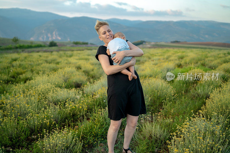 快乐的家庭妈妈和宝宝拥抱大自然的夏天