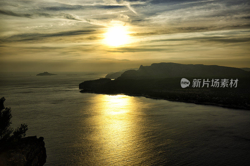 从山脊上看地中海上的日落