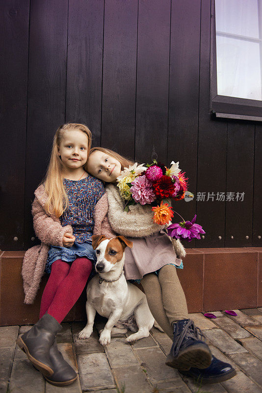 女孩们带着狗和花