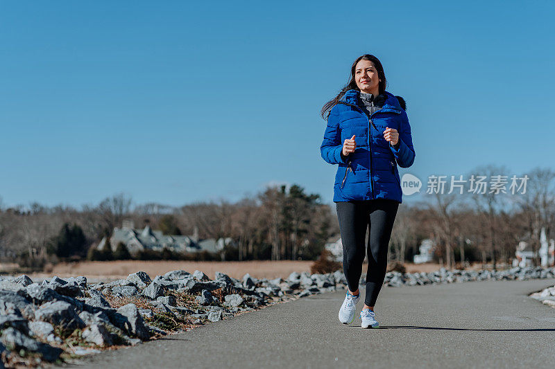 年轻女子在户外奔跑