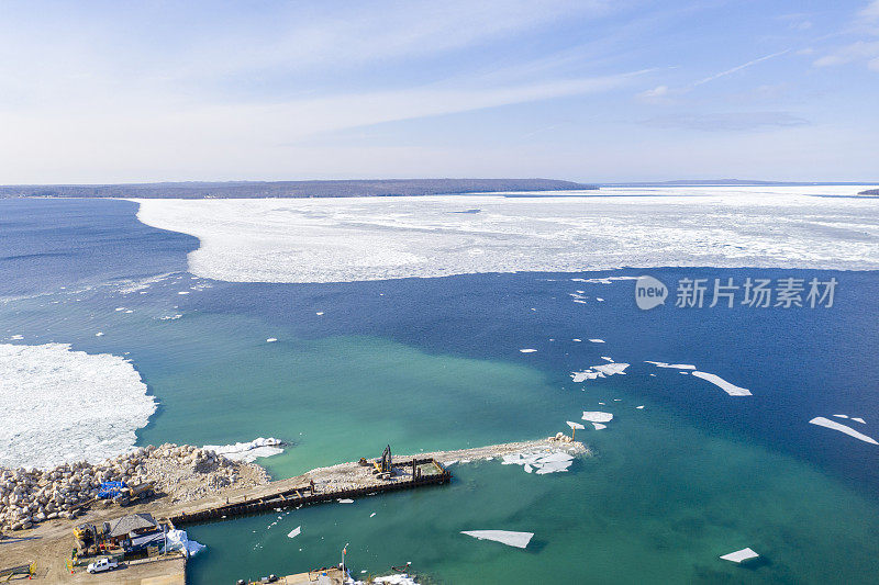 克里斯蒂安岛渡轮(雪松角码头)在拉方丹，小，加拿大，安大略省。