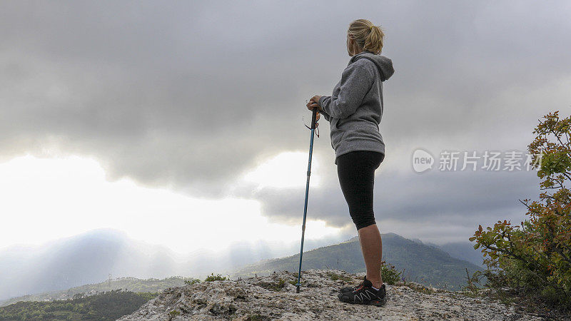 女徒步旅行者在山脊上休息