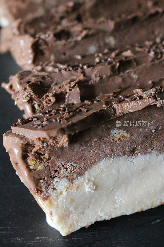 自制巧克力和椰子香草冰淇淋的棕色和白色切片的特写图像