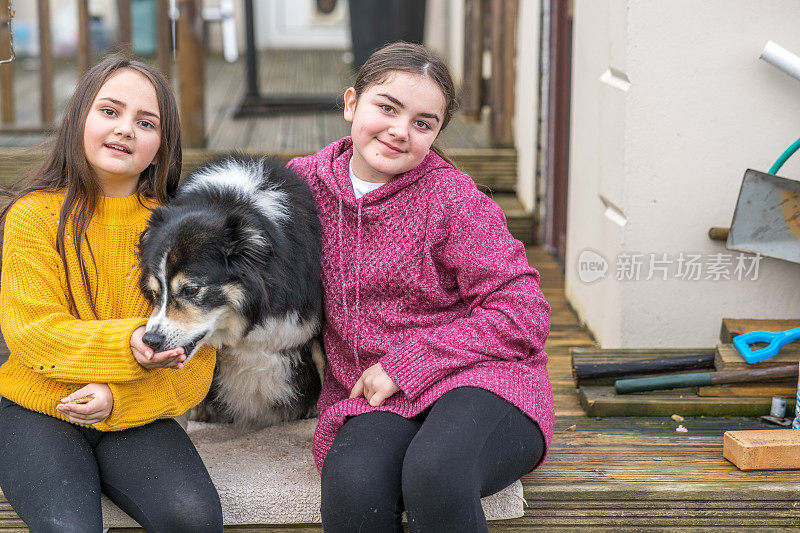 两个女孩和宠物边境牧羊犬