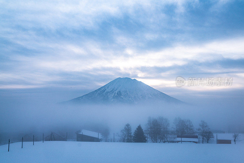 雾中的Yotei山
