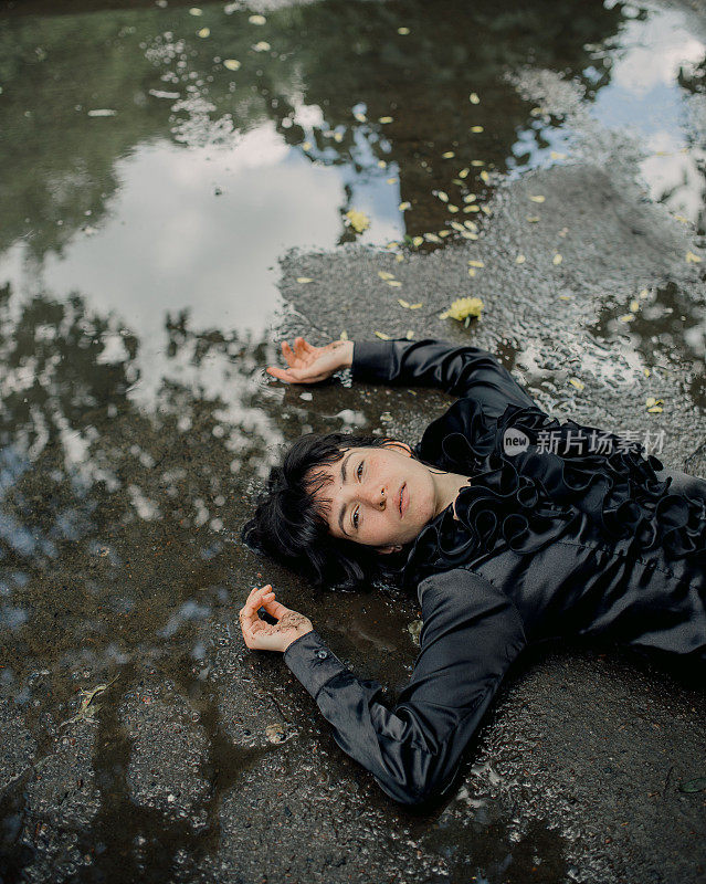 雨后躺在街上的美丽年轻女子