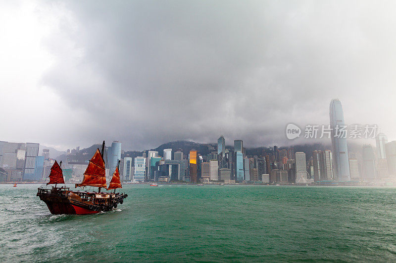 下雨天，香港维多利亚港的传统帆船全景