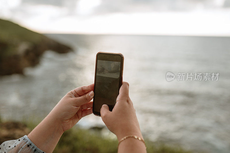 用智能手机拍一张大海的照片
