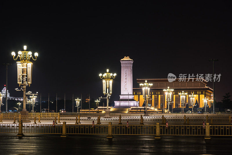 天安门广场上的人民英雄纪念碑和毛主席纪念堂夜景