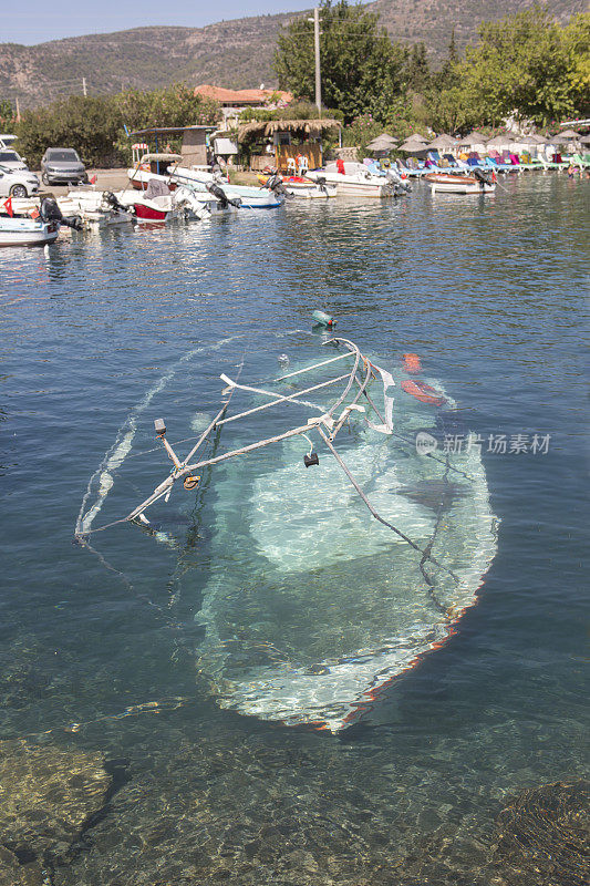 土耳其海伊布库达卡穆格拉沙滩上的一艘沉船