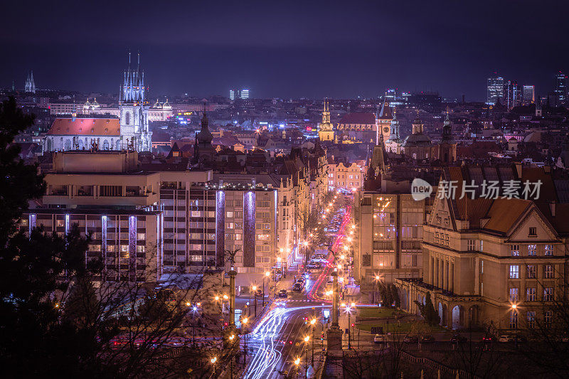 布拉格老城广场和Pařížská街的夜晚-捷克共和国