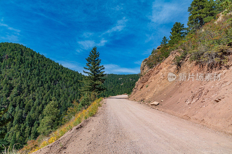 4x4土路与盲目的弯道和陡峭的悬崖，开始与彩色刷子沿道路