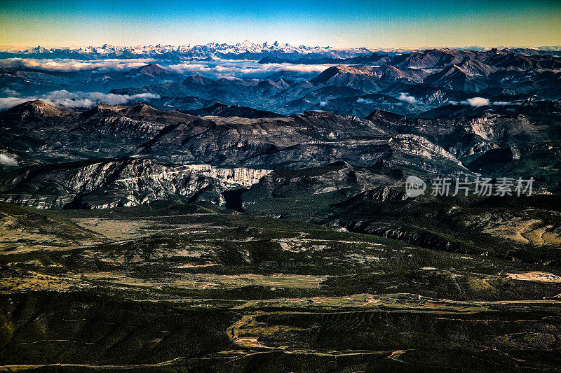 欧洲阿尔卑斯山和山麓蔚蓝海岸晨景