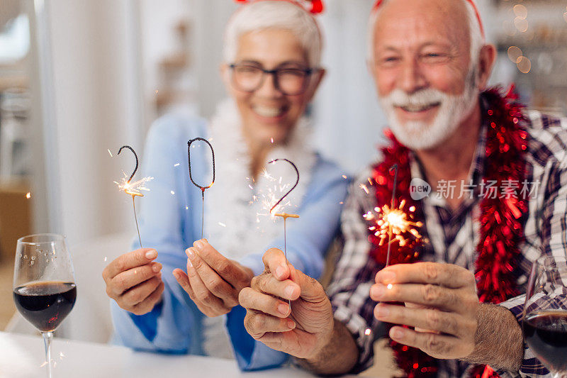 一个快乐的老年夫妇有一个有趣的时间为2021年新年庆祝肖像