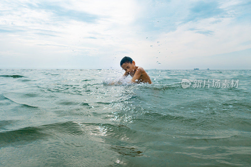 男孩夏天的乐趣在海上