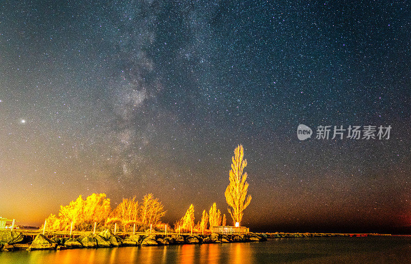 秋天的休伦湖夜空