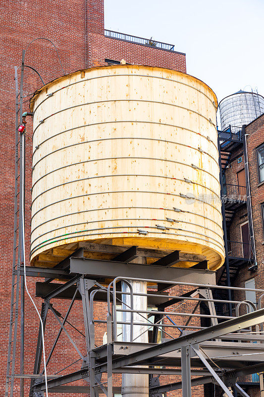 纽约市建筑屋顶上的新水塔水箱