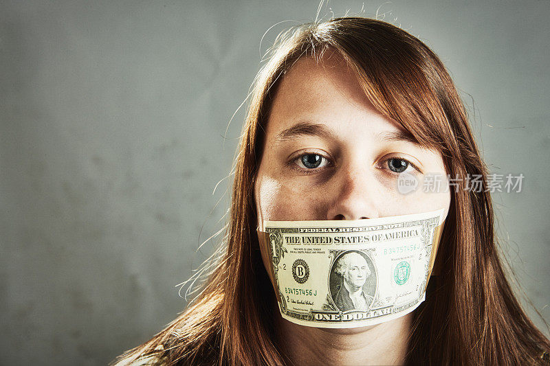 女人被一张1美元钞票堵住了嘴，象征着审查制度、腐败或债务陷阱