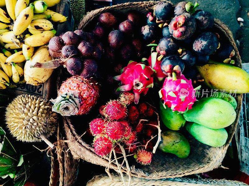 巴厘岛乌布传统食品市场上出售的食物