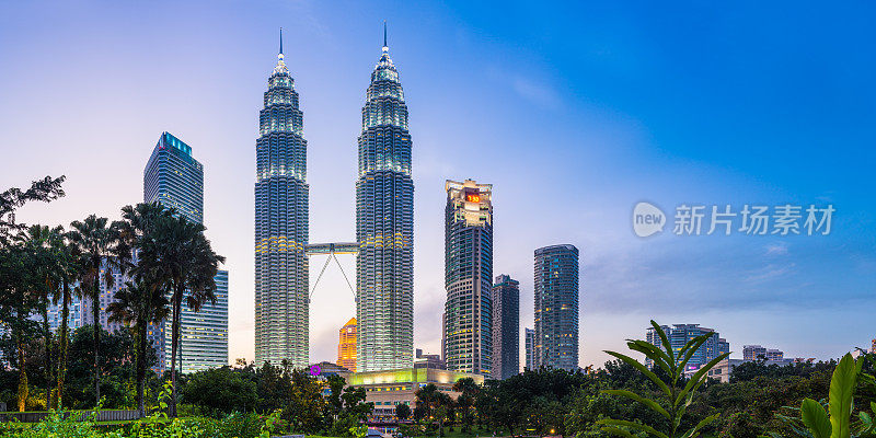 吉隆坡的skyscrapers在KLCC马来西亚国家全景公园闪烁