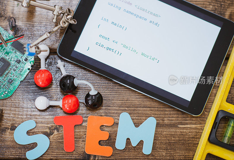 科学设备与“STEM”字照片