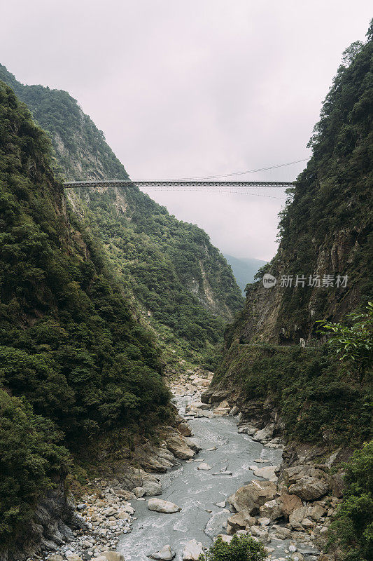 悬崖和浑河在山谷下面，桥横跨山脉。
