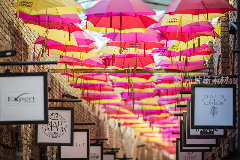 伦敦卡姆登马厩市场的五颜六色的雨伞巷