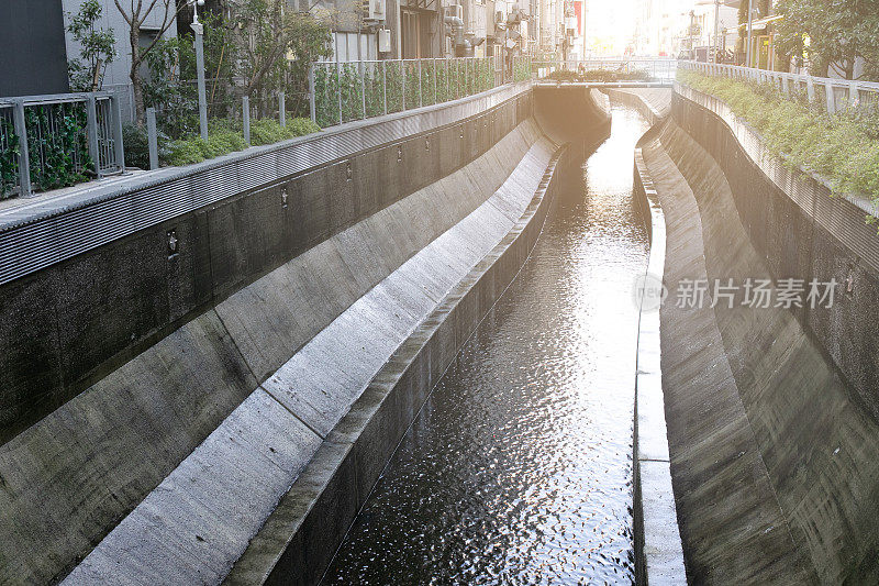 小溪流过混凝土堤岸。