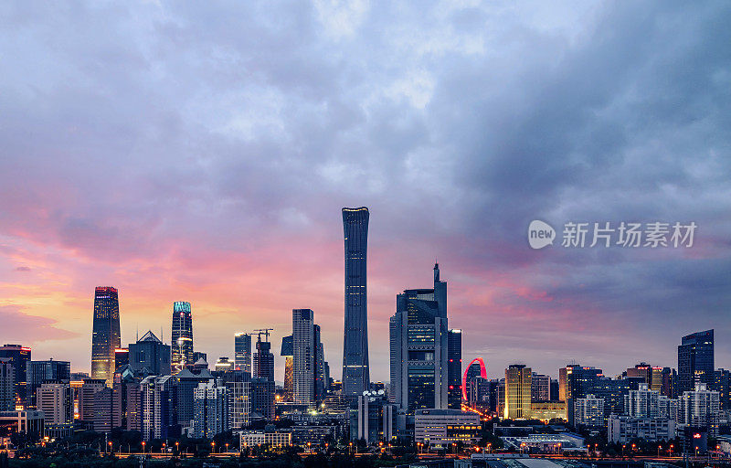 夕阳下的北京中央商务区建筑天际线，北京中国城市景观