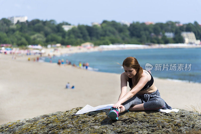 海滩上的红发女人