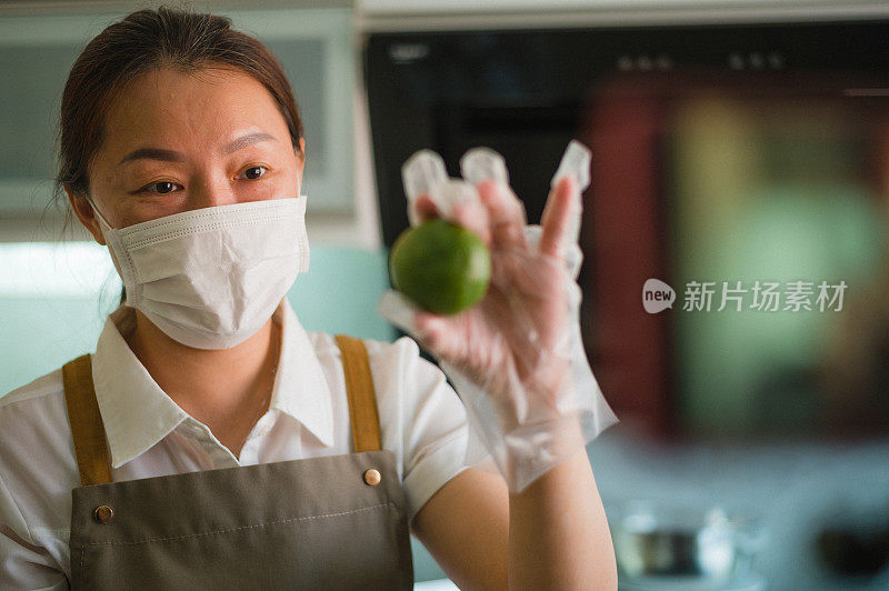 一位亚洲女性正在录制自制月饼面点制作面团的视频