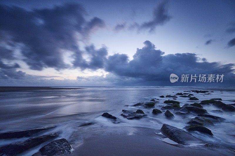 暴风雨之夜的海滩